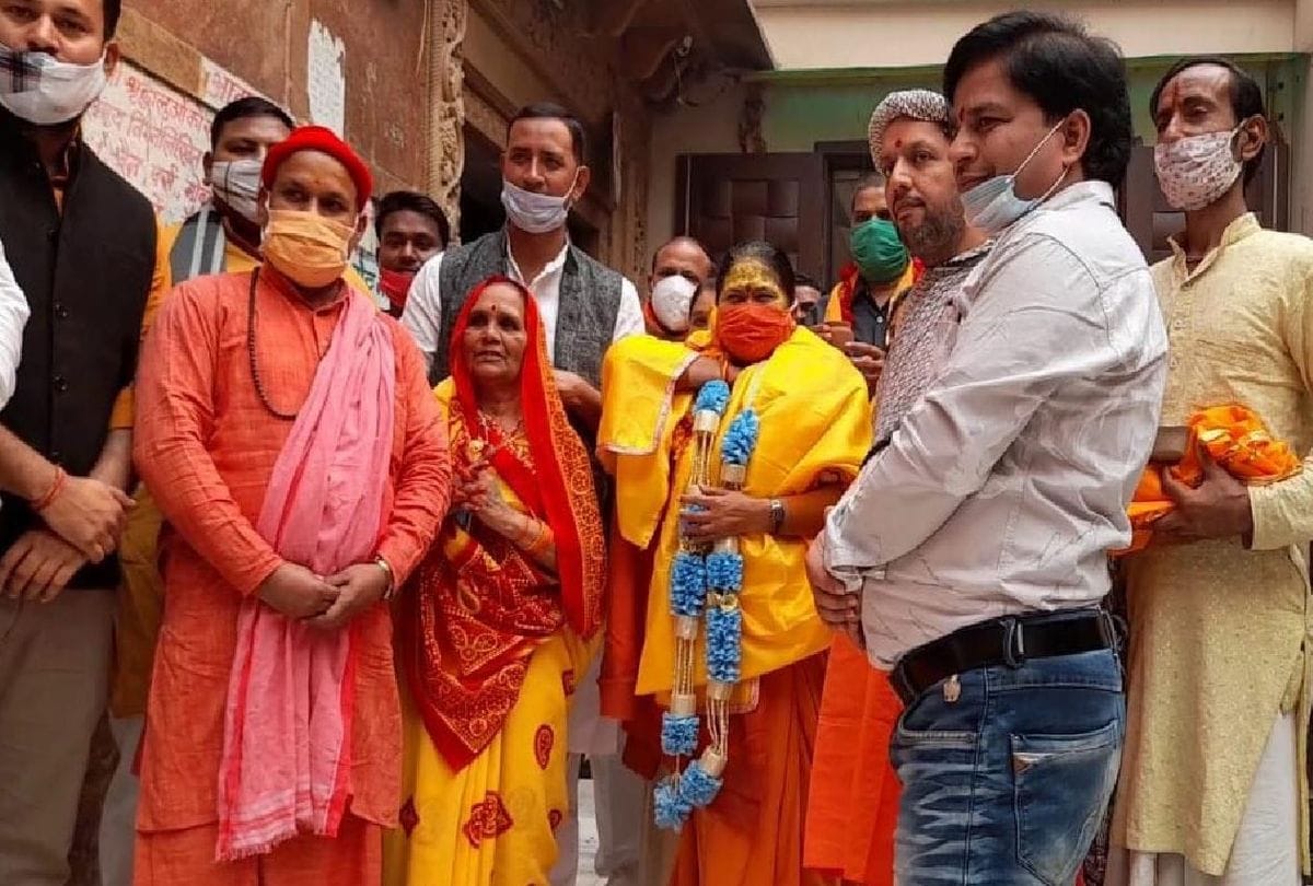 Minister Niranjan Jyoti performed worship in Banke bihari Temple Vrindavan