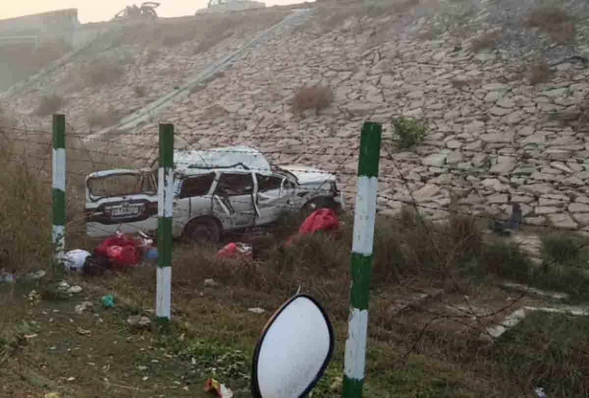 UP: A car fell down in Khanty after a tire burst on the Lucknow-Agra Expressway in Unnao, two died