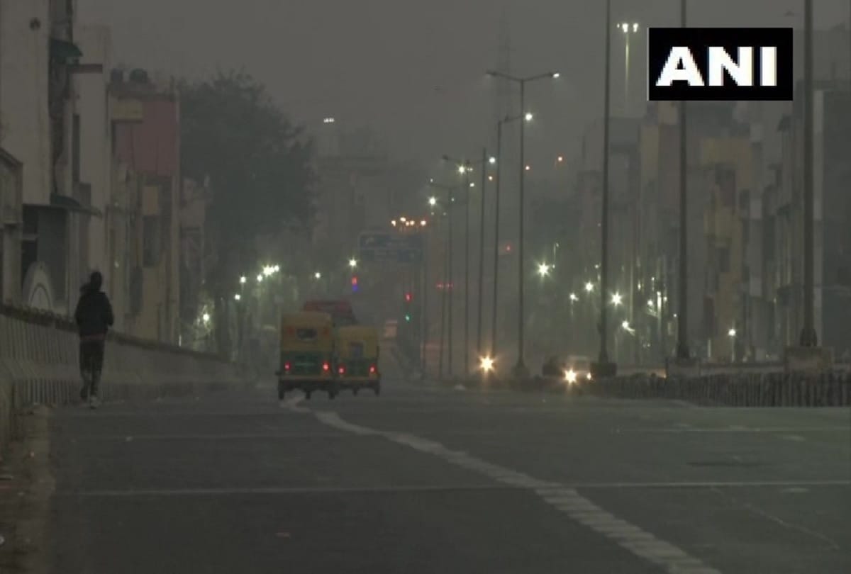 Pollution in delhi rises high in morning people faces problems during walking