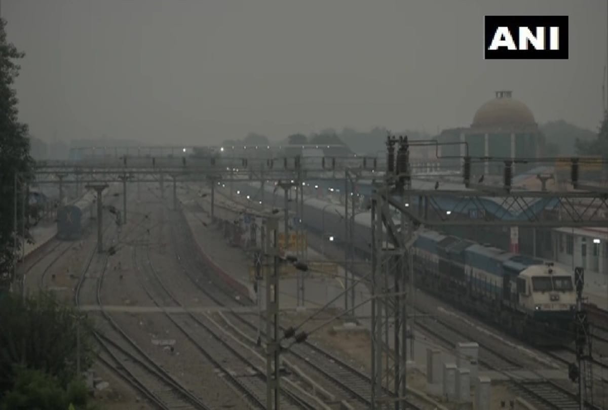 Pollution in delhi rises high in morning people faces problems during walking