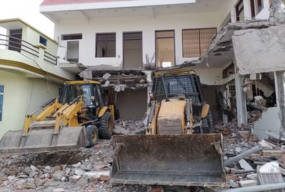 Land mafia and histriator Pradeep Mahra's luxurious bungalow pda demolished