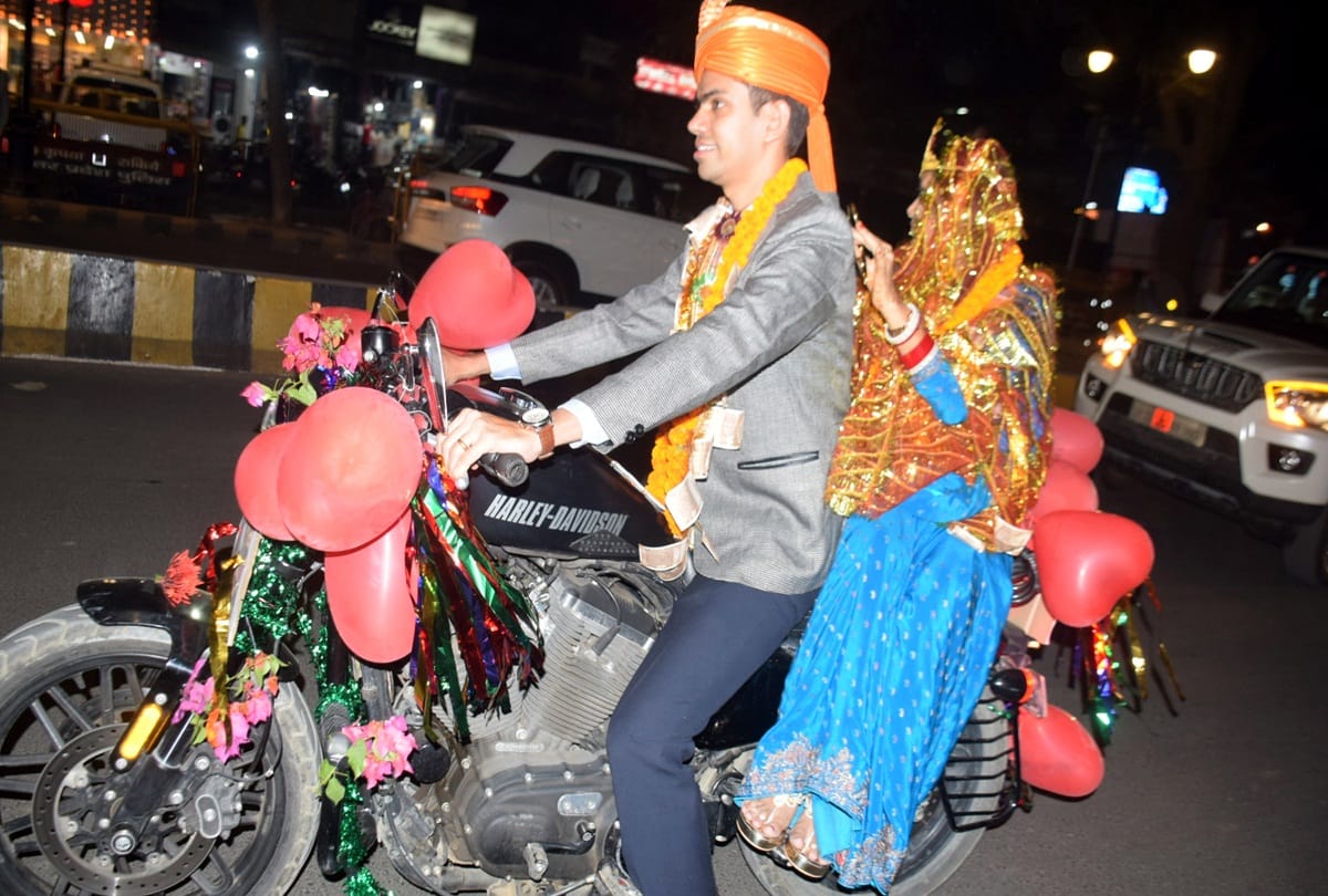 The bride-groom duo set out on a bike in Prayagraj, kept a close eye