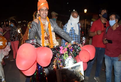 The bride-groom duo set out on a bike in Prayagraj, kept a close eye