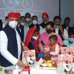 Akhilesh Yadav celebrates Khajanchi's birthday in Lucknow.