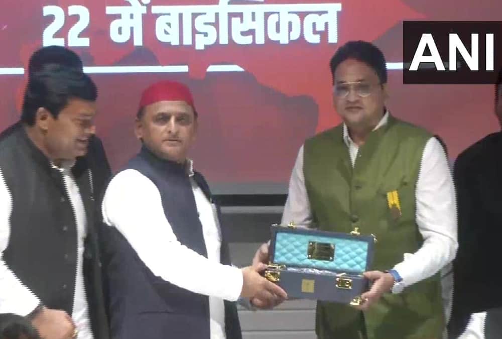 Akhilesh Yadav celebrates Khajanchi's birthday in Lucknow.