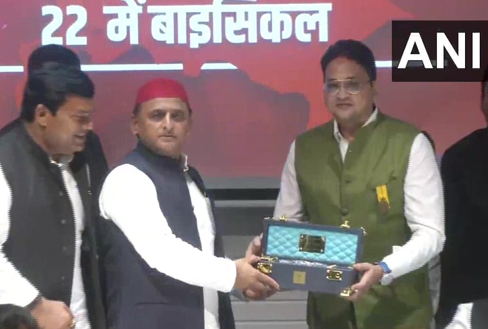 Akhilesh Yadav celebrates Khajanchi's birthday in Lucknow.