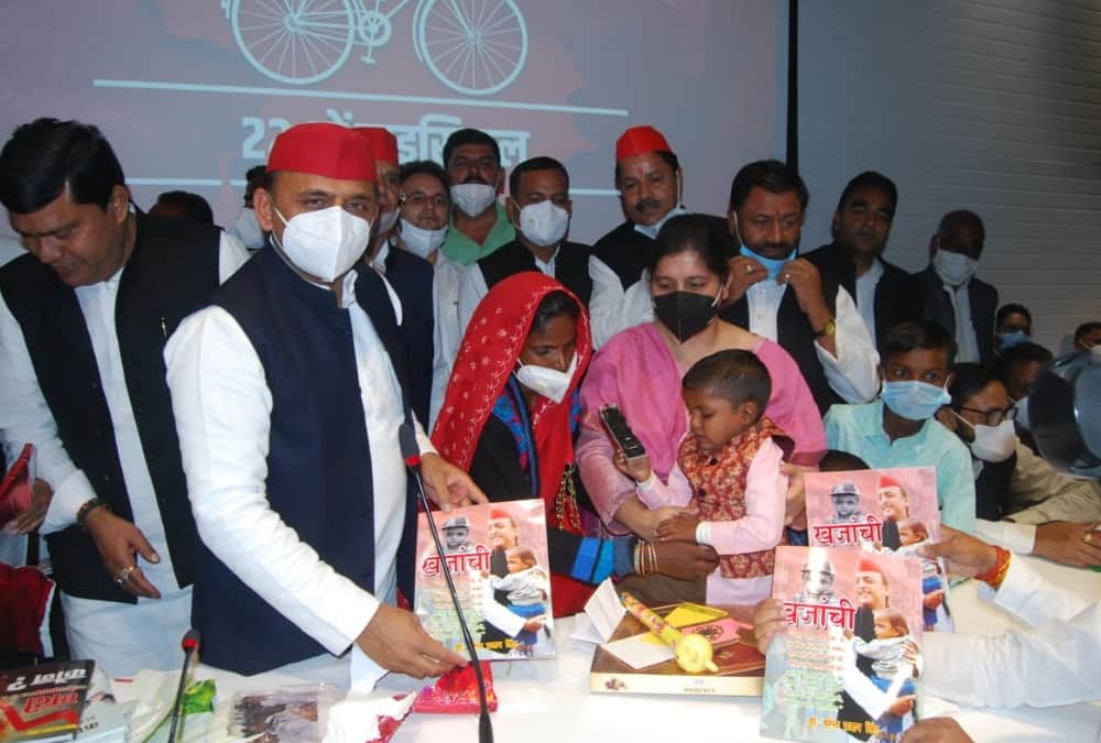 Akhilesh Yadav celebrates Khajanchi's birthday in Lucknow.