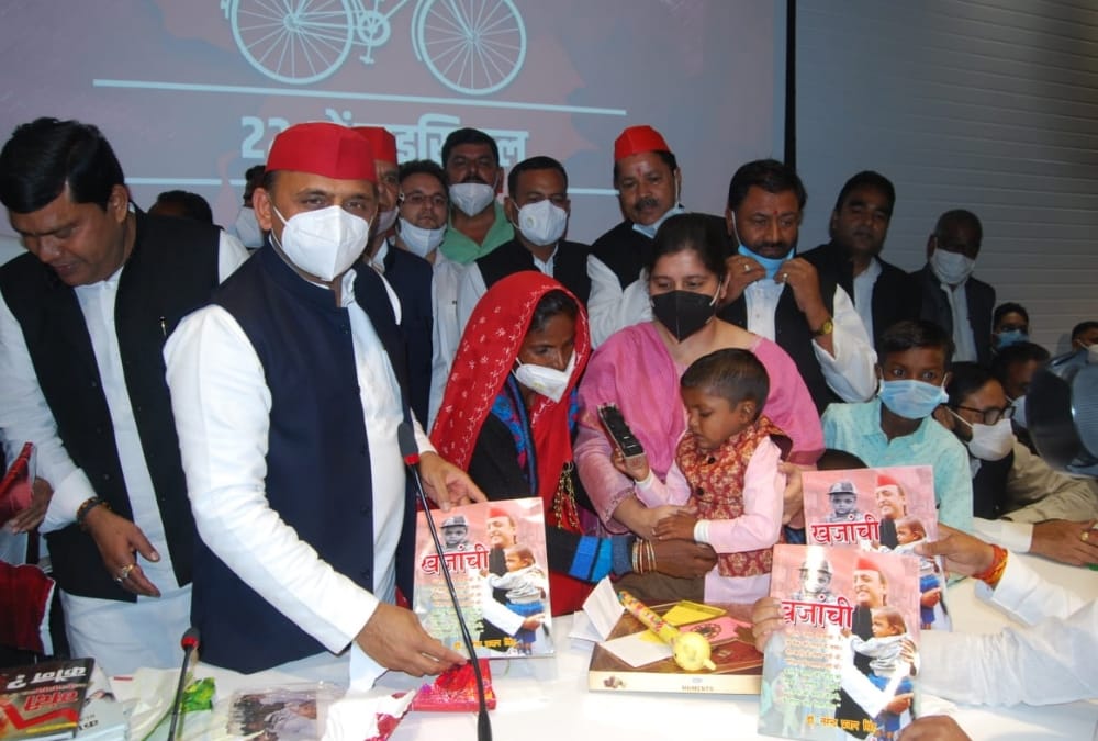 Akhilesh Yadav celebrates Khajanchi's birthday in Lucknow.