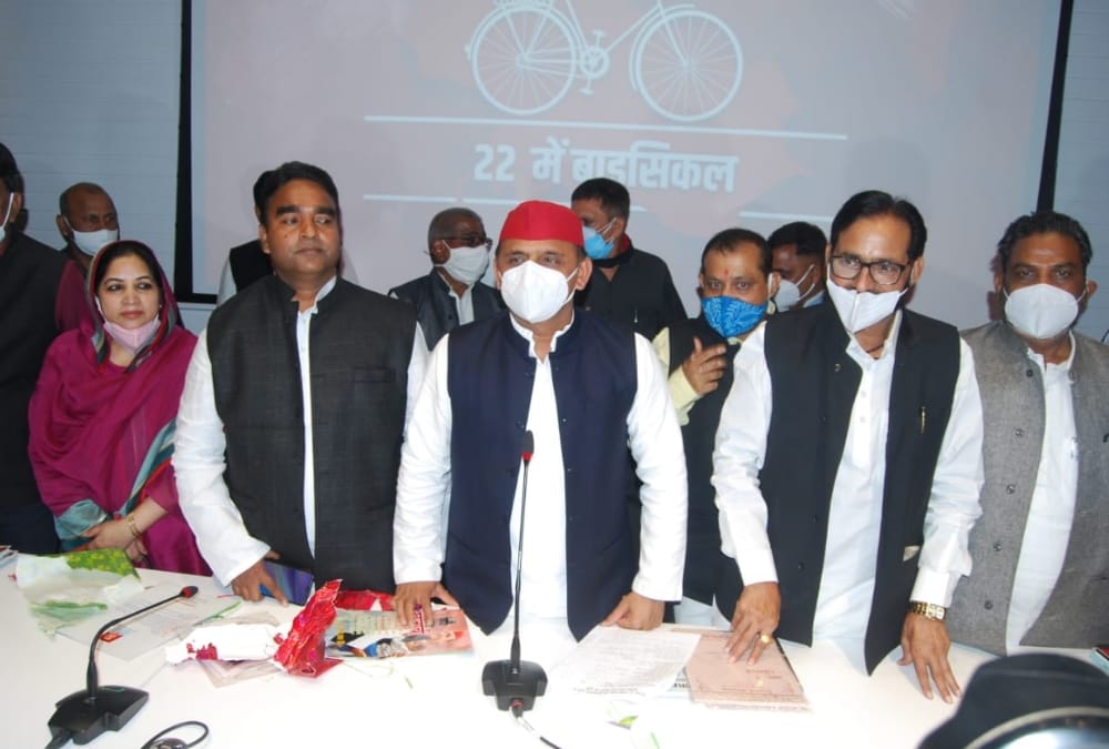 Akhilesh Yadav celebrates Khajanchi's birthday in Lucknow.