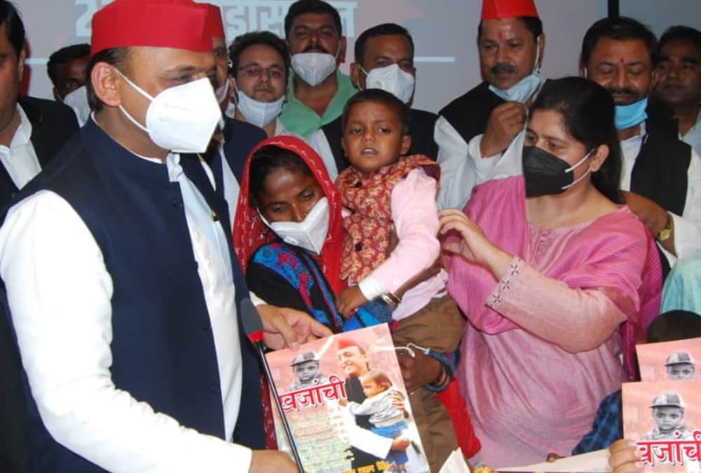 Akhilesh Yadav celebrates Khajanchi's birthday in Lucknow.