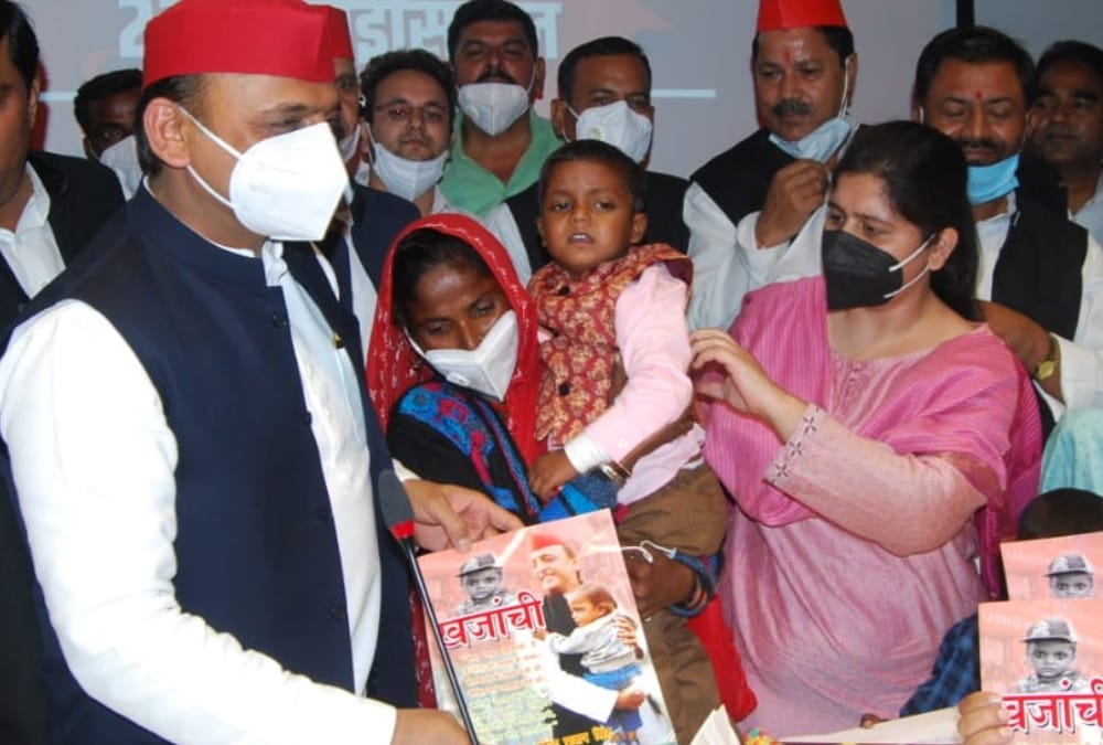 Akhilesh Yadav celebrates Khajanchi's birthday in Lucknow.