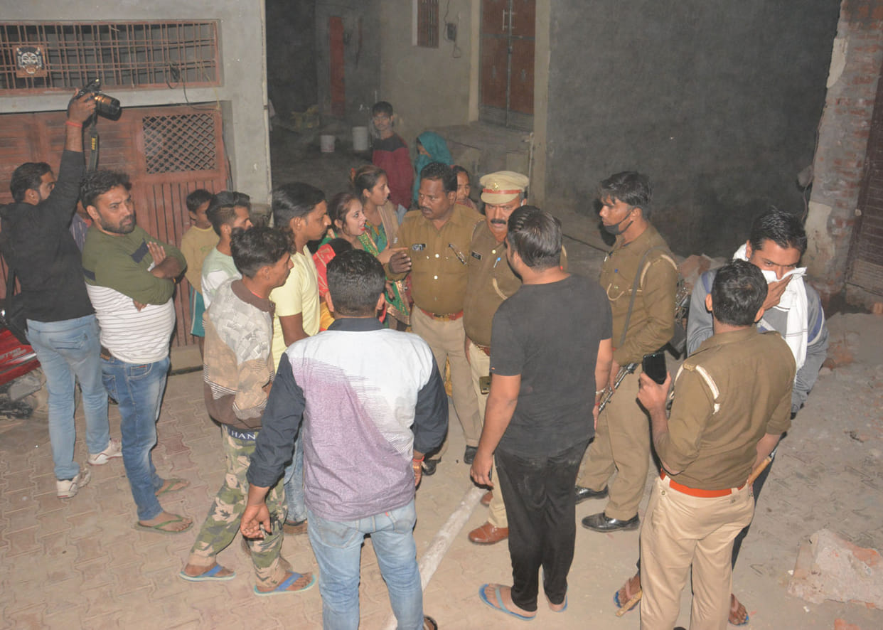 Kamla Nagar in two classes, stone pelting
