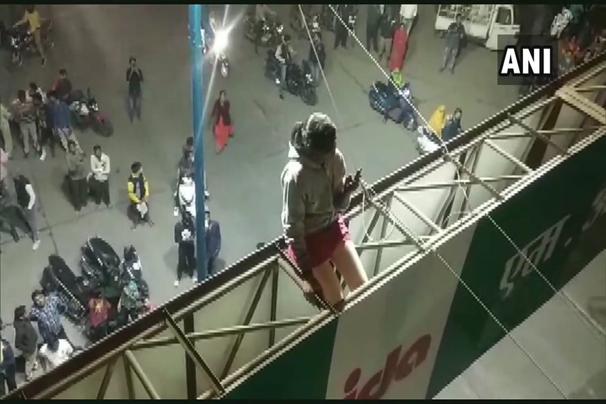Madhya Pradesh: A girl climbed atop a hoarding at Bhandari Bridge in Indore's Pardesipura