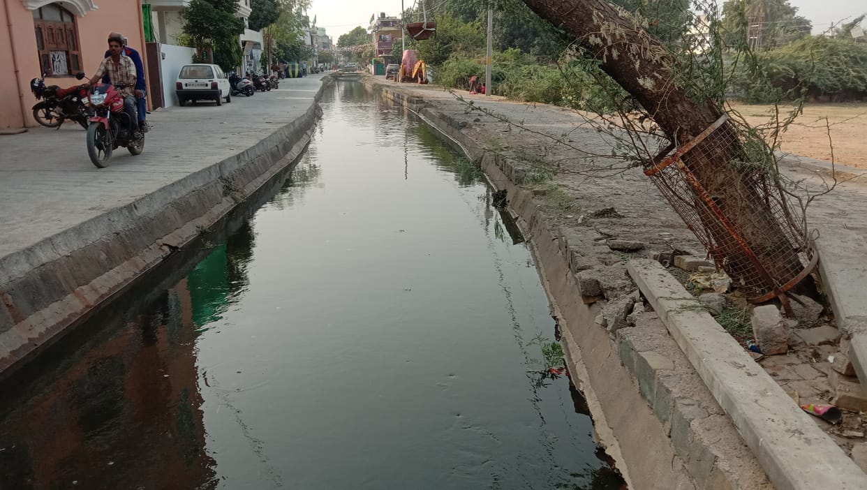 water flowing in canal start