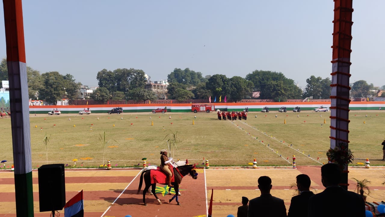 Uttarakhand 21st Foundation Day 2020: Soldiers and Dog Squad Shocking Stunt during Police Parade