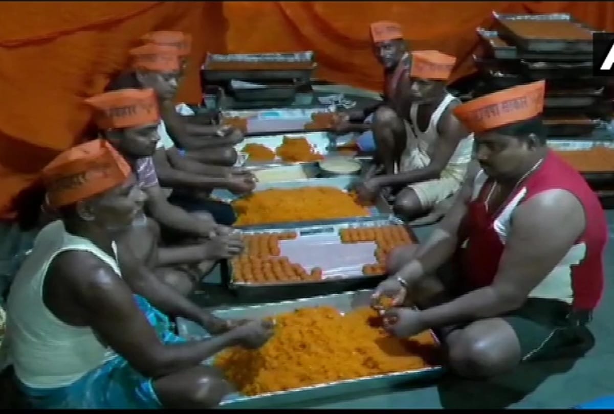 Bihar Election Result 2020 : Bharatiya Janata Party Workers In Patna Sahib Constituency Preparing Sweets For Distribution
