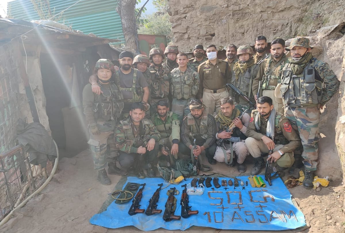 Security forces recovers bag full of arms and ammunition in jammu and Kashmir