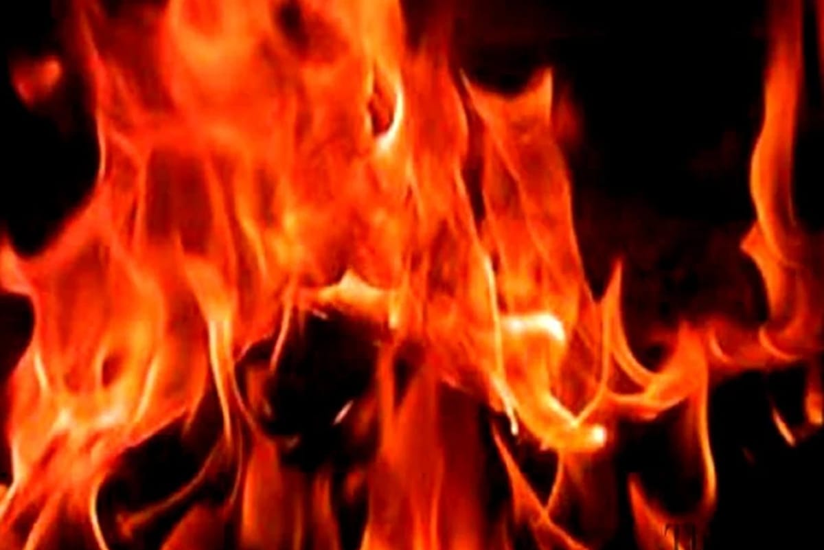 Police removed dead body of woman from burning Pyre in deoria