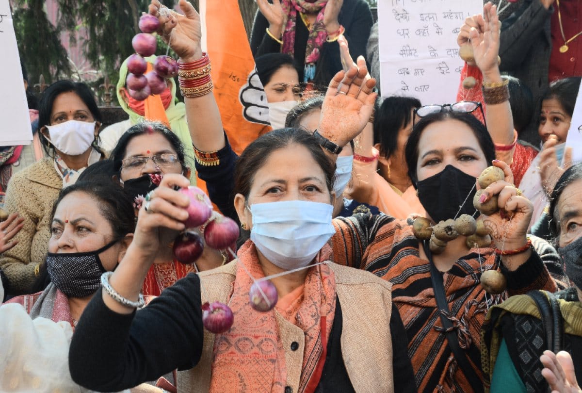 Himachal Women's Congress holds rally in Shimla on rising inflation issue