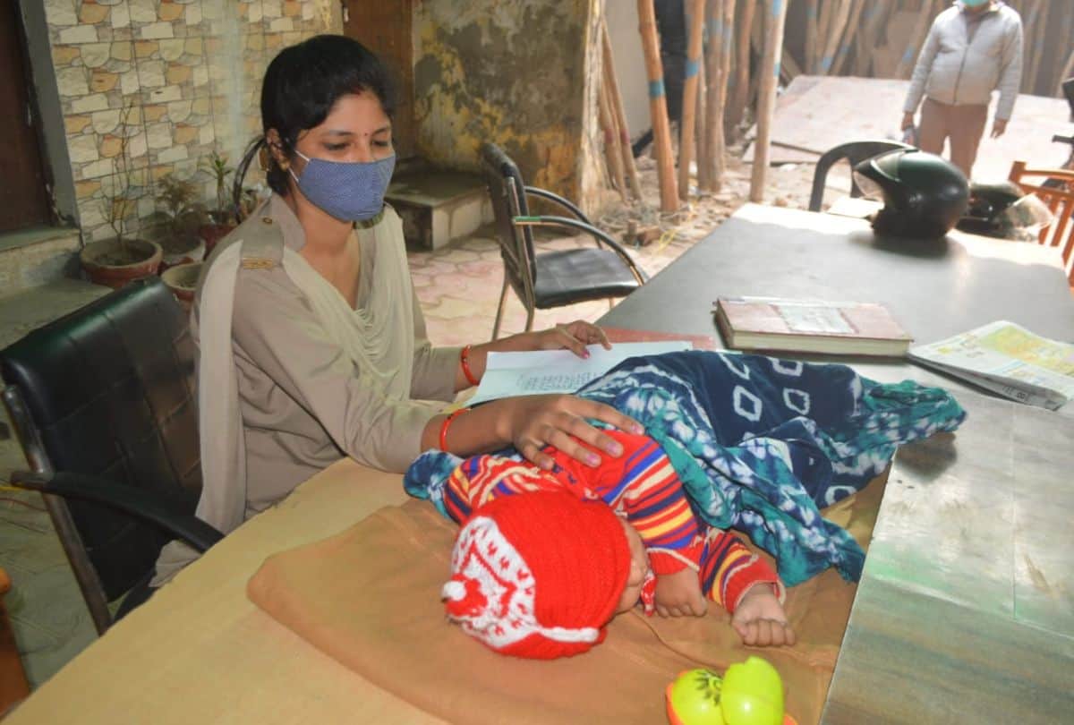 Up woman Cop Performing Duty With 10 Months Old Son In Police Station