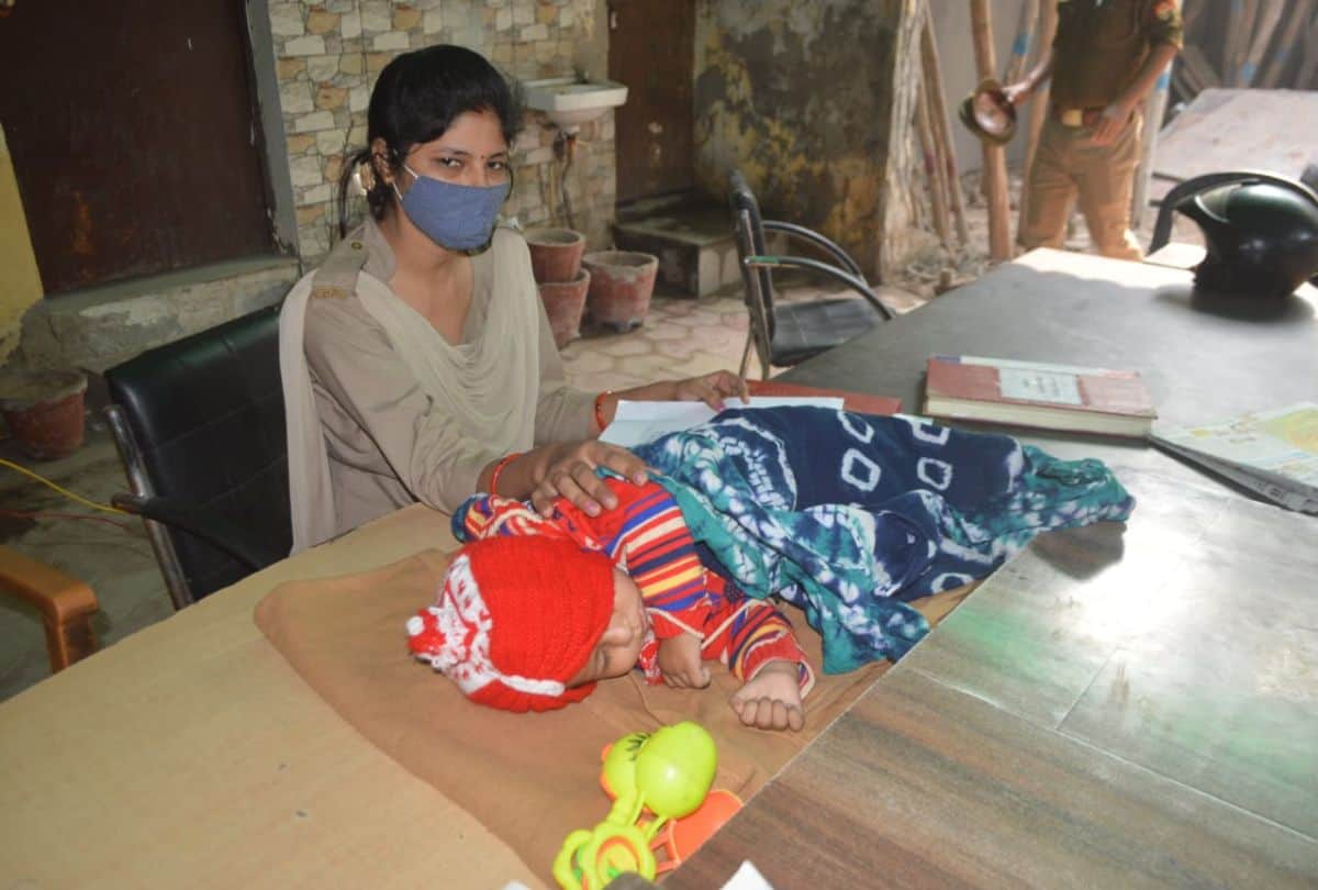Up woman Cop Performing Duty With 10 Months Old Son In Police Station
