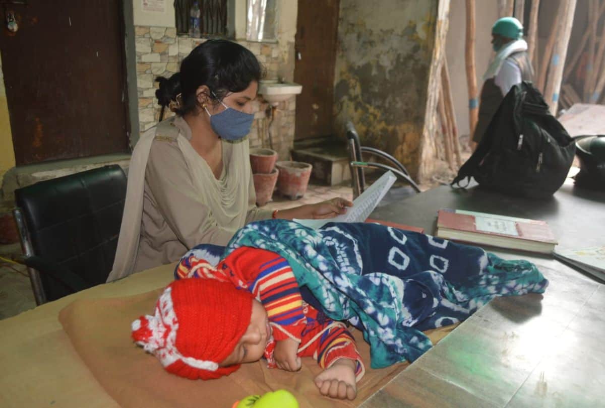 Up woman Cop Performing Duty With 10 Months Old Son In Police Station