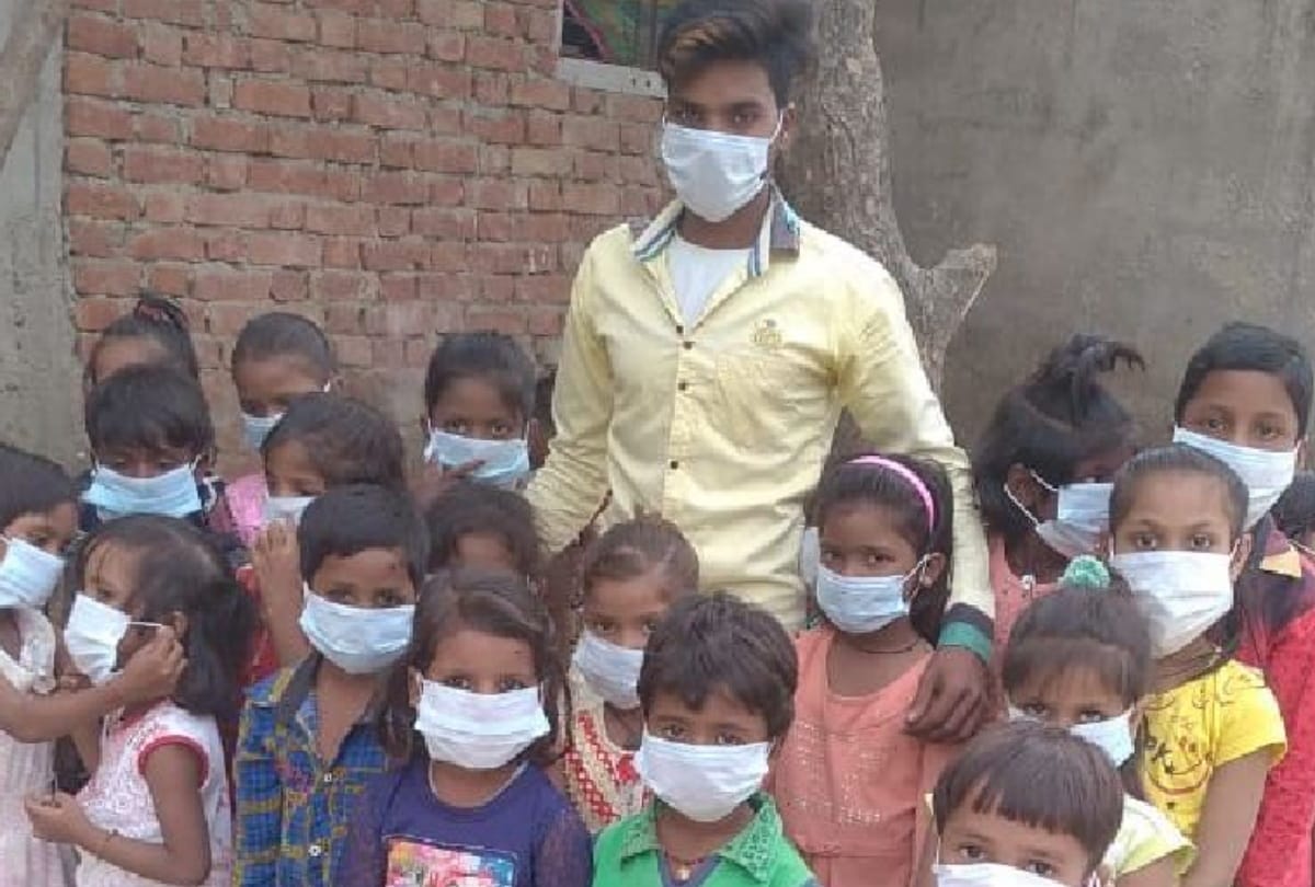 three boys opened temporary schools for education of poor students in Corona period at deoria
