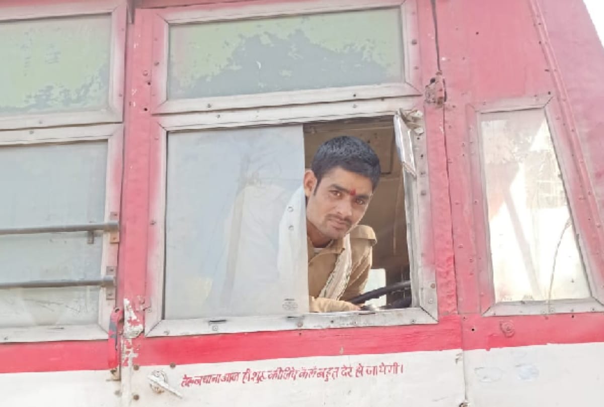 Roadways bus drivers, operators and passengers not following covid Guidelines in up gorakhpur