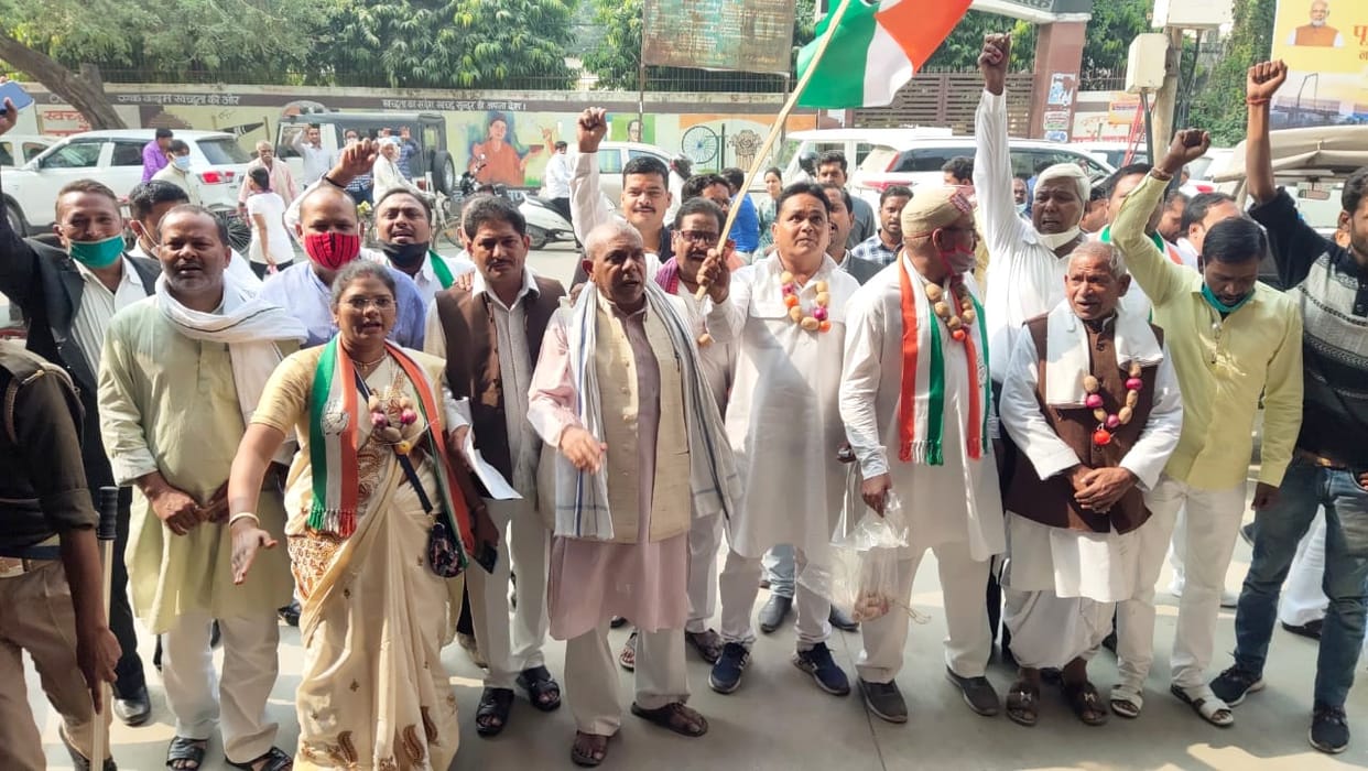 Congress protested against inflation by wearing garland of potatoes, onions and tomatoes