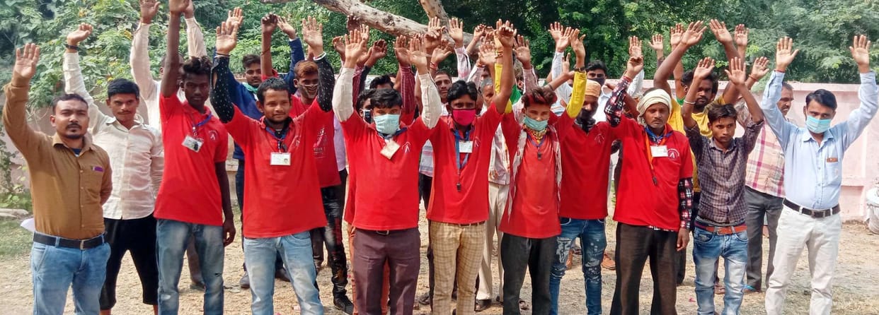 Maandey na milne par pradarshan