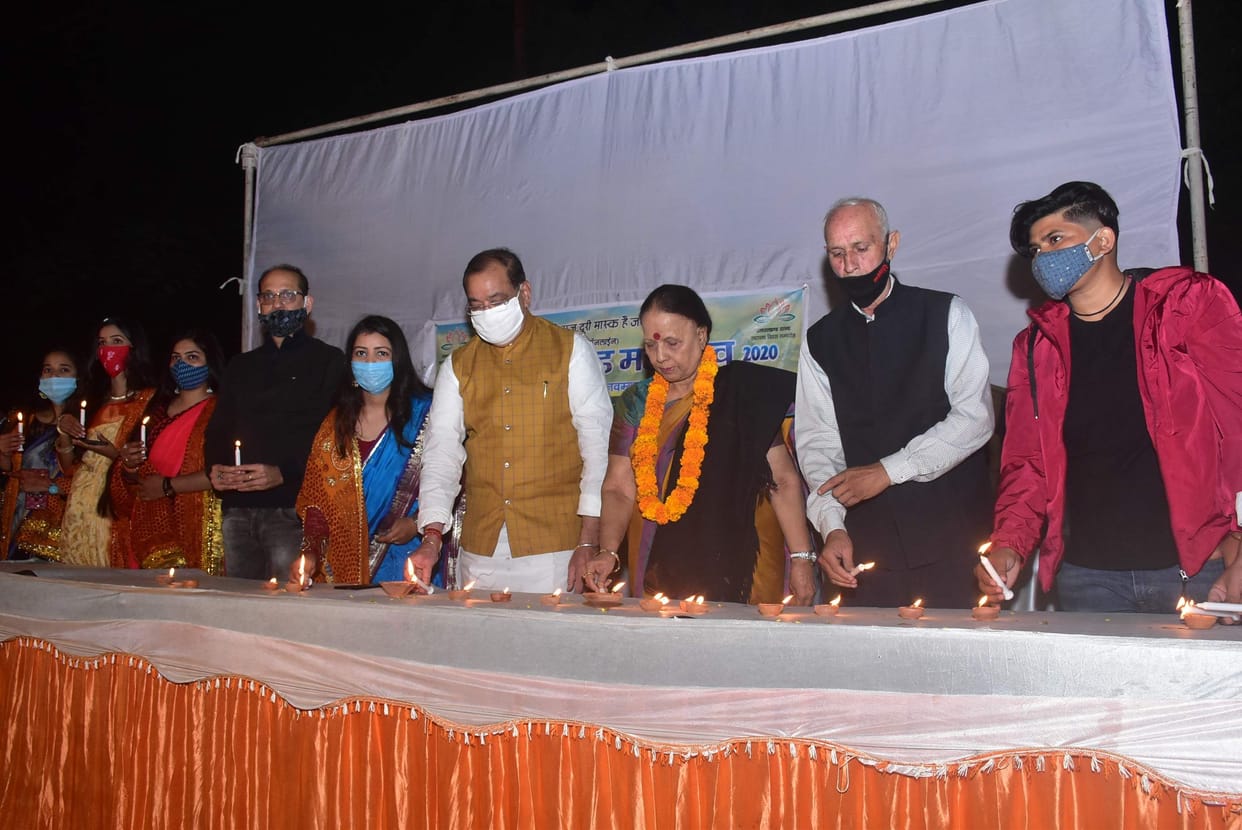 On the first day of Uttarakhand festival, in the presence of Cabinet Minister Yashpal Arya and Leader of Opposition Indira Hridayesh lit 501 lamps in Karate Park