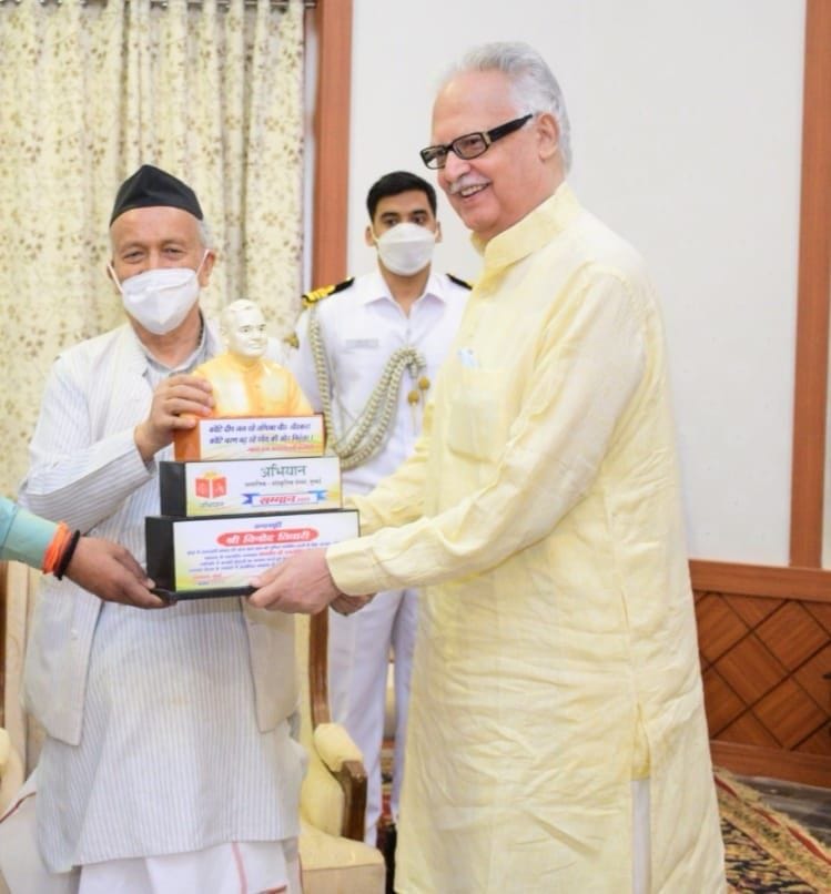 Governor Koshyari honors senior journalist Vinod Tiwari, resident of Nainital