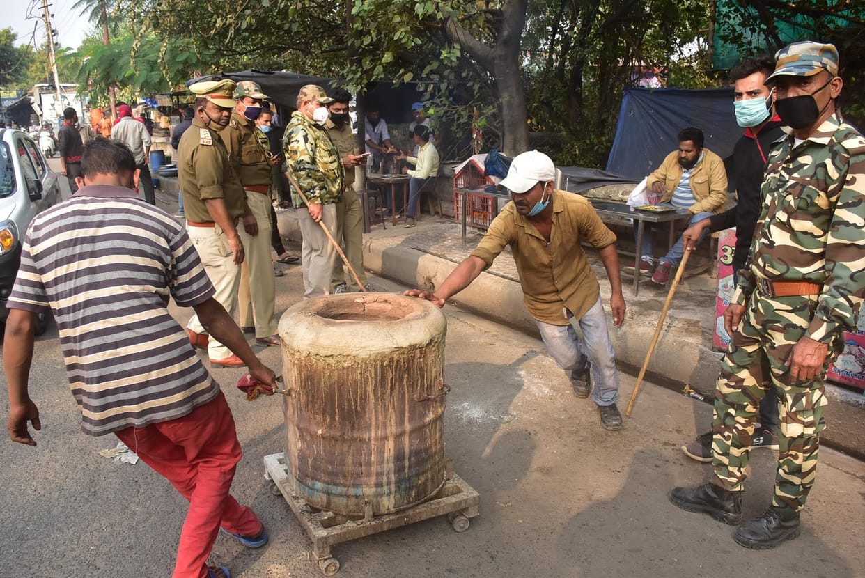 The forest department removed the handicrafts from the workshop line, also cut off the challans of those who parked vehicles on the road.