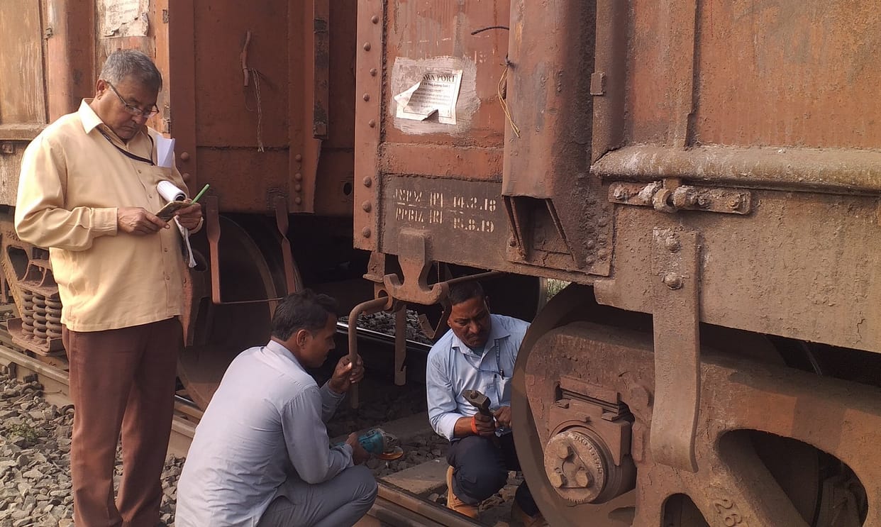 Freight train stood for four hours at crossing due to technical fault