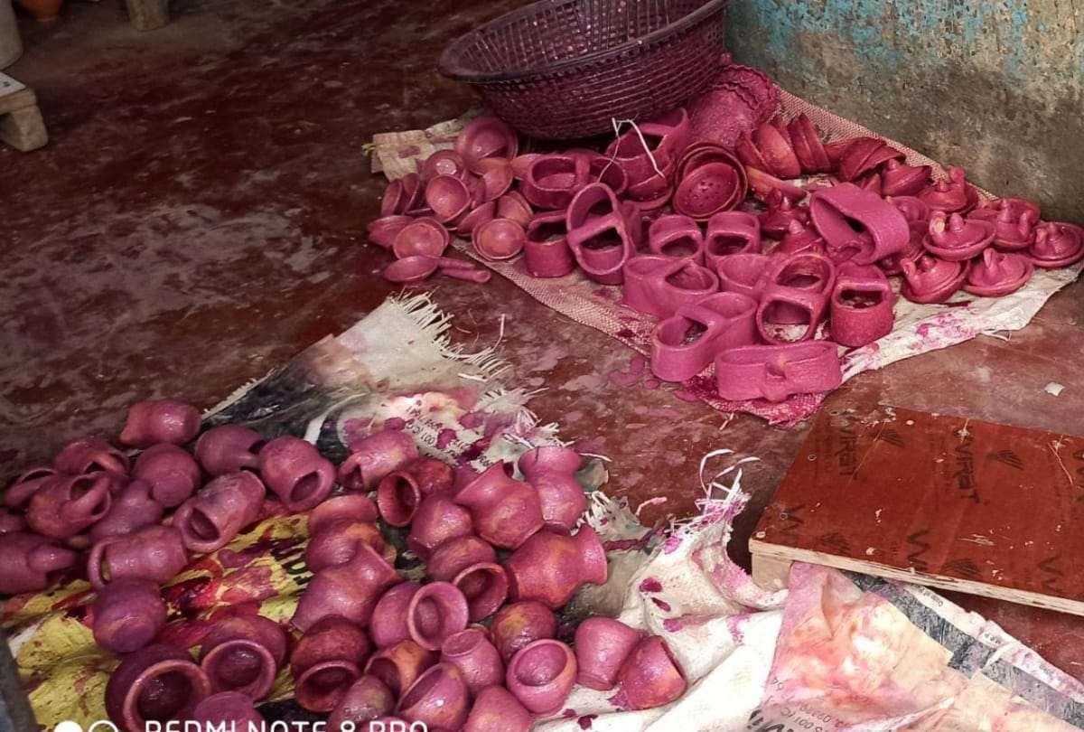 Mobile phones, plastic toys destroyed clay toys business in gorakhpur