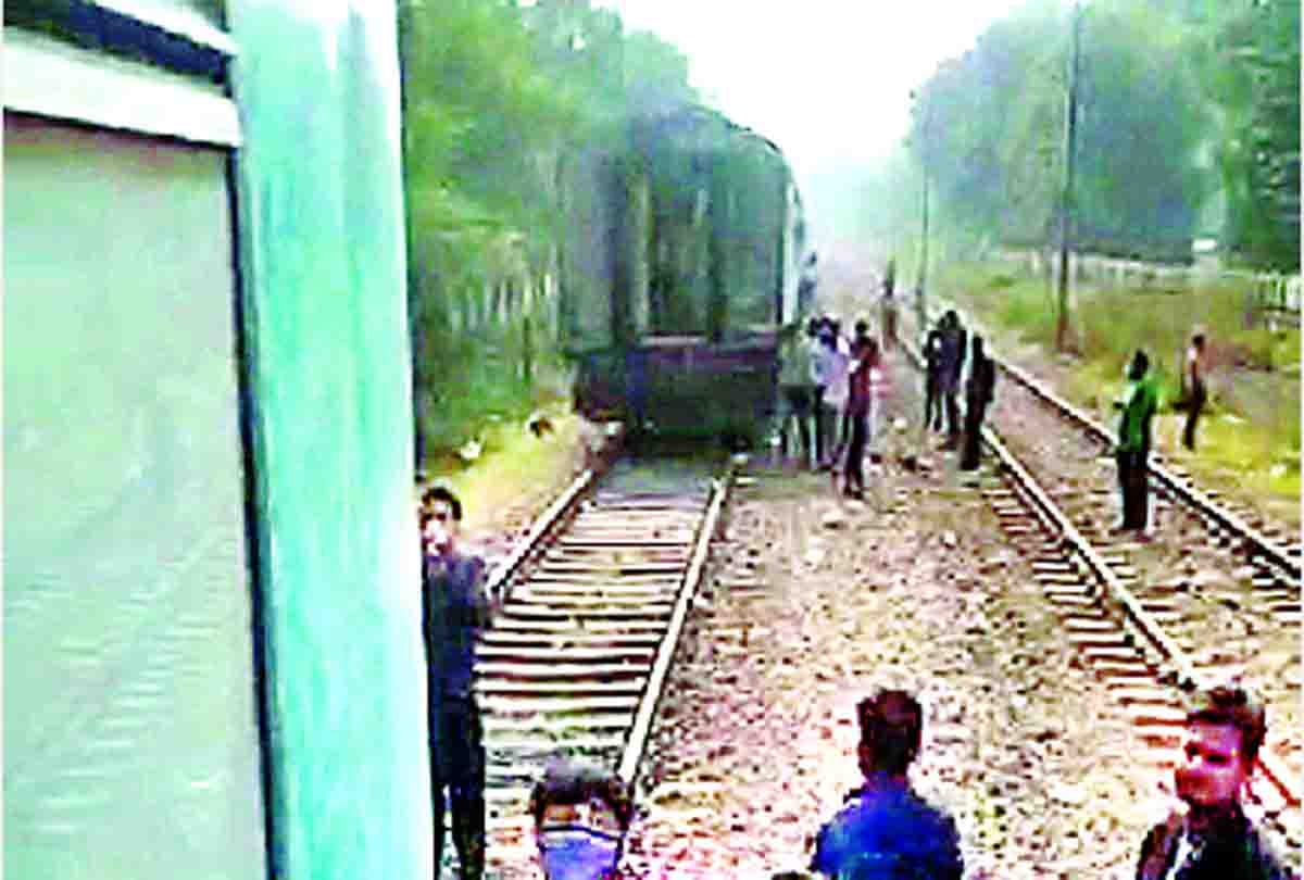 12 coaches separated from coupling breakdown in Delhi-Katihar Humsafar as soon as they leave Kanpur Central