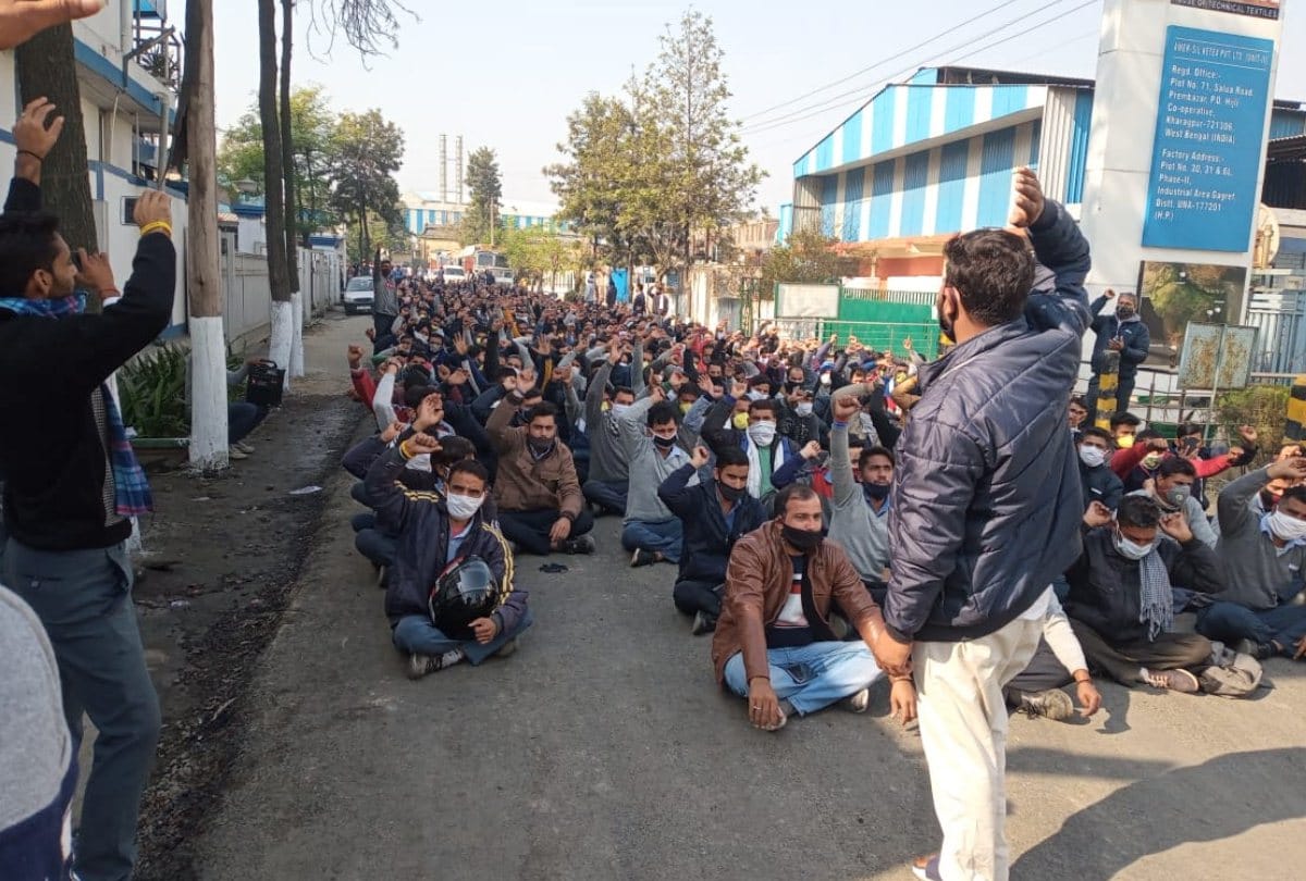 Himachal News : workers protest outside industry plant in gagret una
