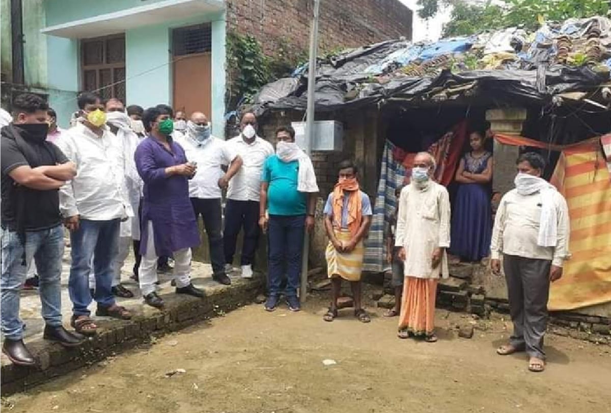 man Built home for poor family in sant kabir nagar