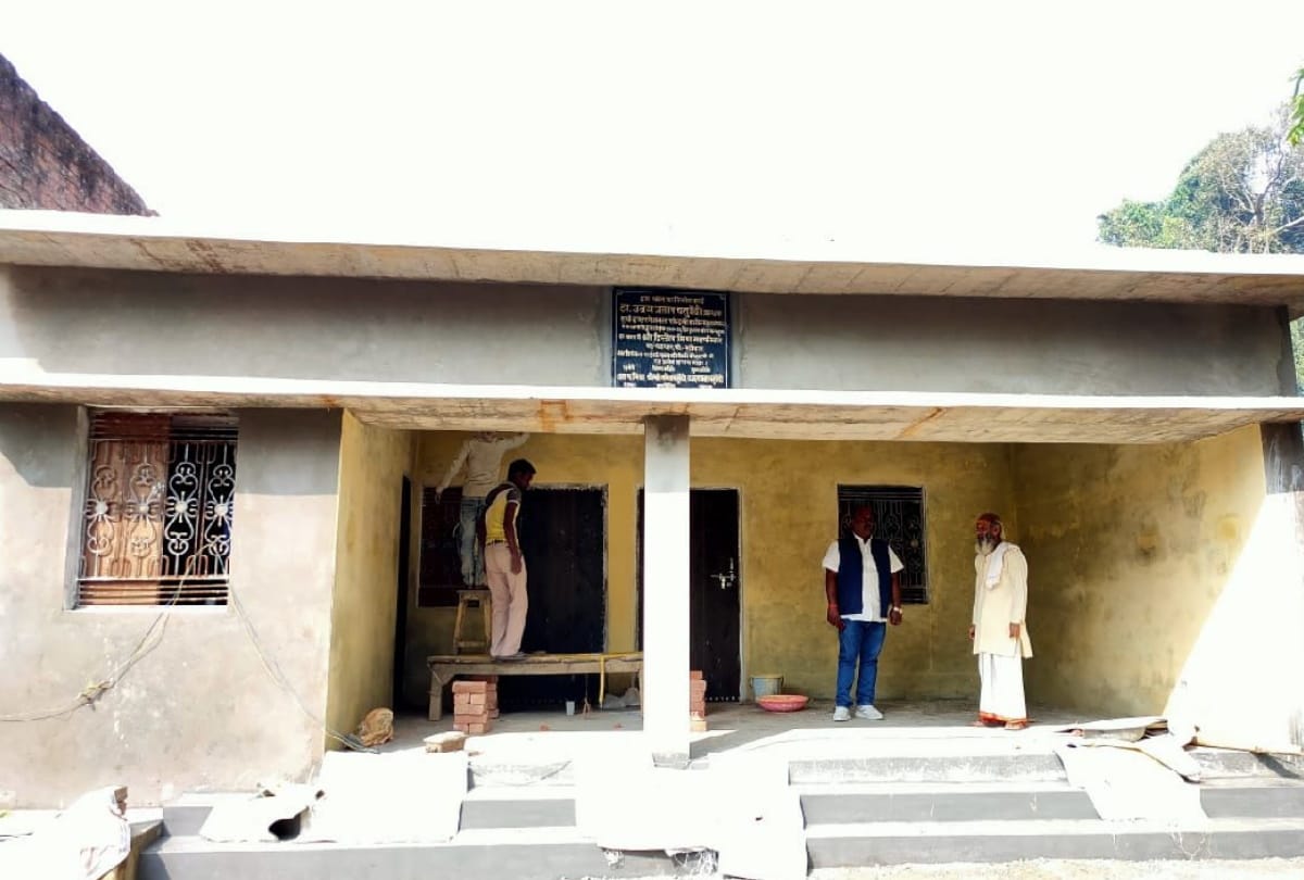 man Built home for poor family in sant kabir nagar