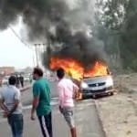 बड़ी औद्योगिक क्षेत्र के सामने धू-धूकर जलती कार।