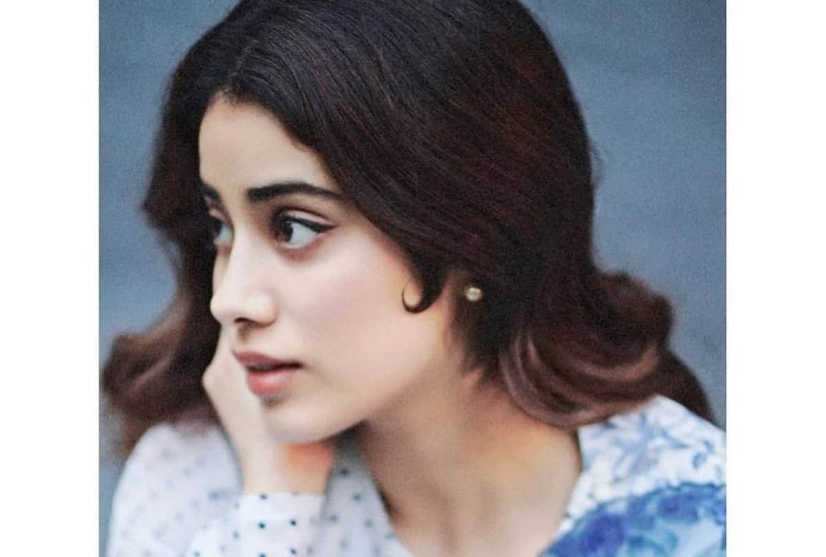 janhvi kapoor shares photoshoot in retro look fans says looking like shri devi