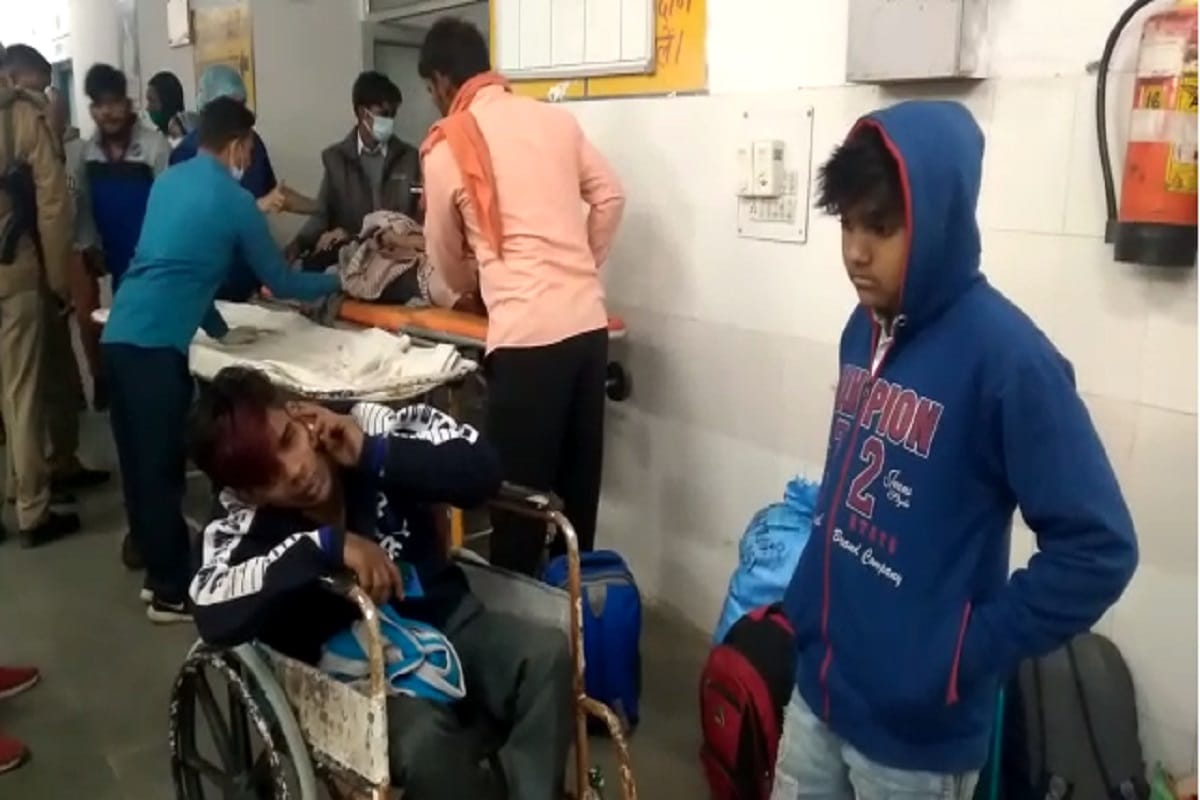 Patient groans with pain, bone doctors not found in district hospital in baghpat