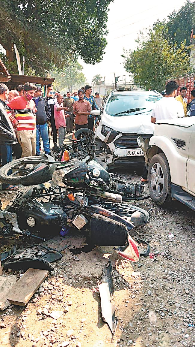 Uncontrolled car hit middle and five vehicles