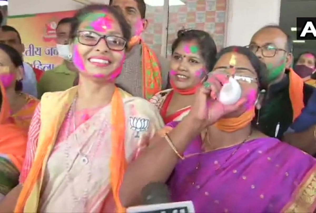 Bihar Assembly And By Election Results 2020 : BJP Workers Celebrated Outside Party Office Indore To Patna, Play Dholak And Gulal