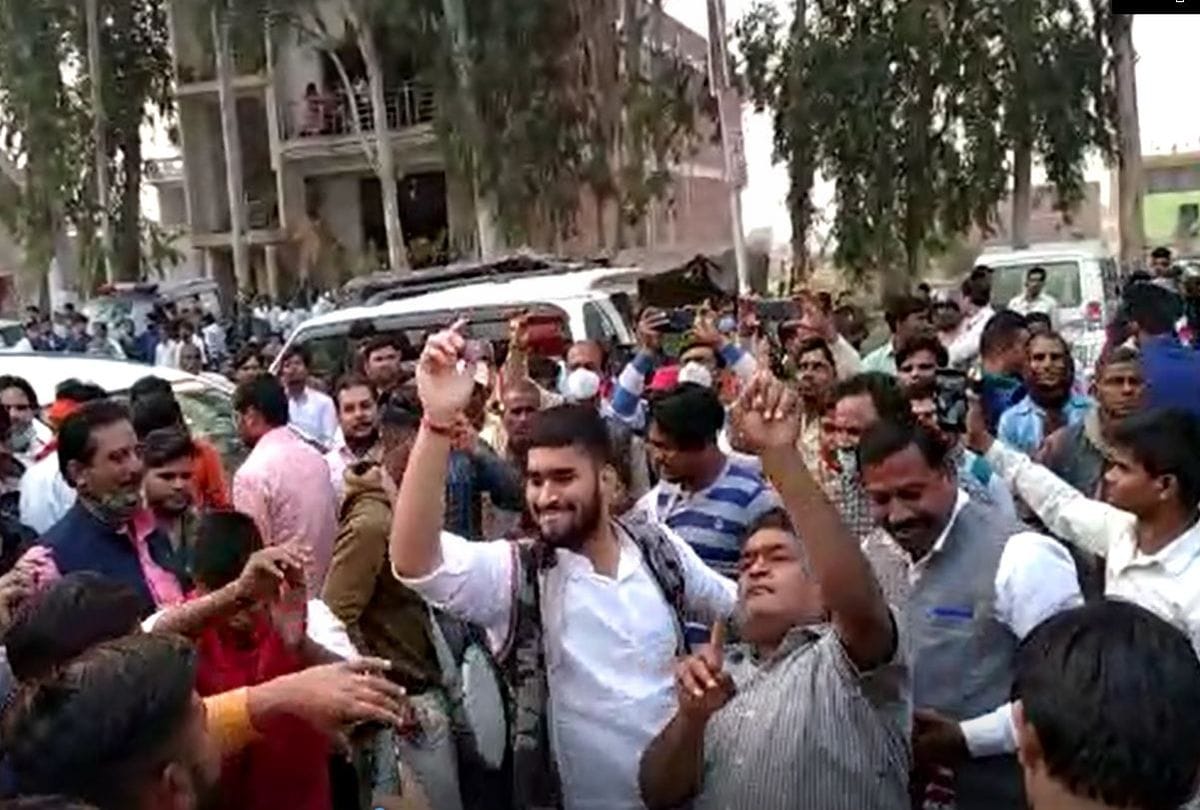 UP By-Election Result 2020 BJP workers celebrating victory in tundla