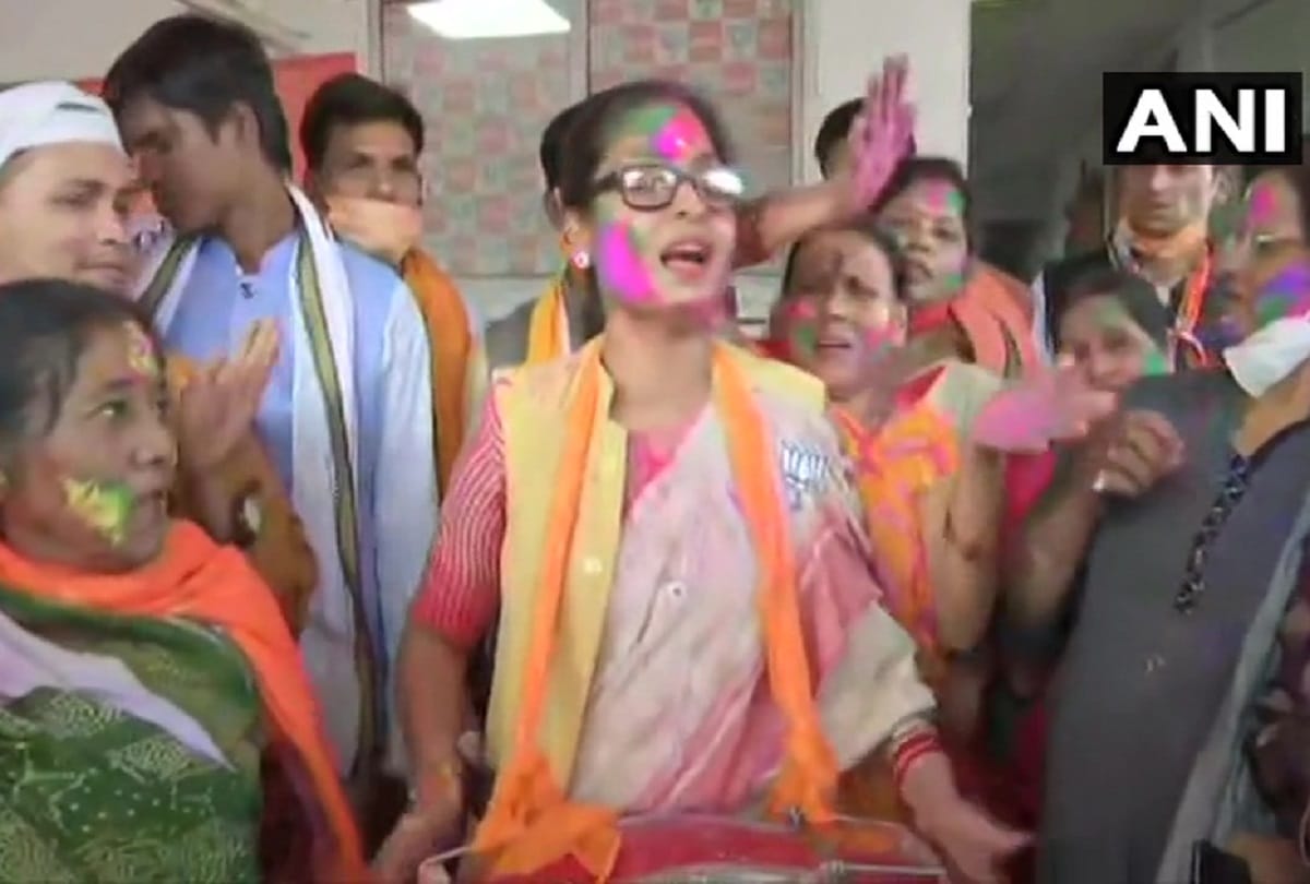 Bihar Assembly And By Election Results 2020 : BJP Workers Celebrated Outside Party Office Indore To Patna, Play Dholak And Gulal