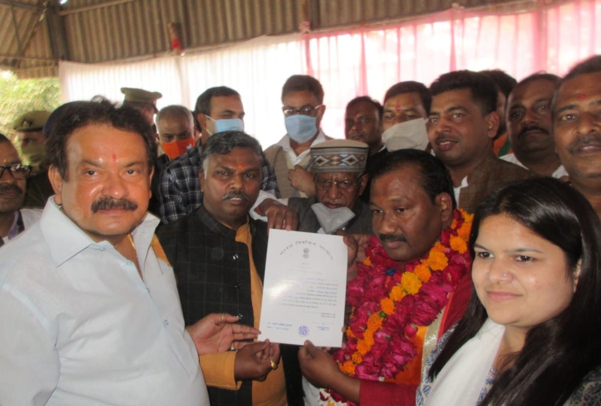 UP By-Election Result 2020 BJP workers celebrating victory in tundla