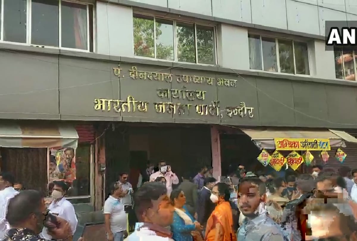 Bihar Assembly And By Election Results 2020 : BJP Workers Celebrated Outside Party Office Indore To Patna, Play Dholak And Gulal