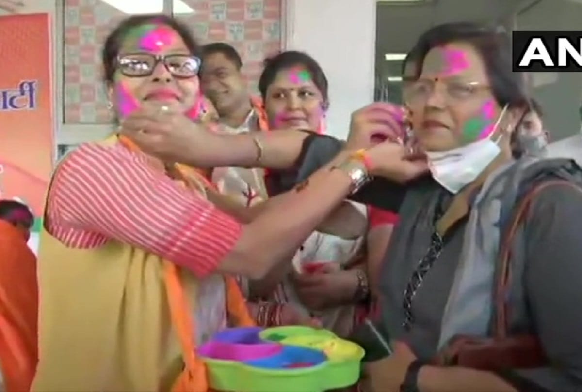 Bihar Assembly And By Election Results 2020 : BJP Workers Celebrated Outside Party Office Indore To Patna, Play Dholak And Gulal
