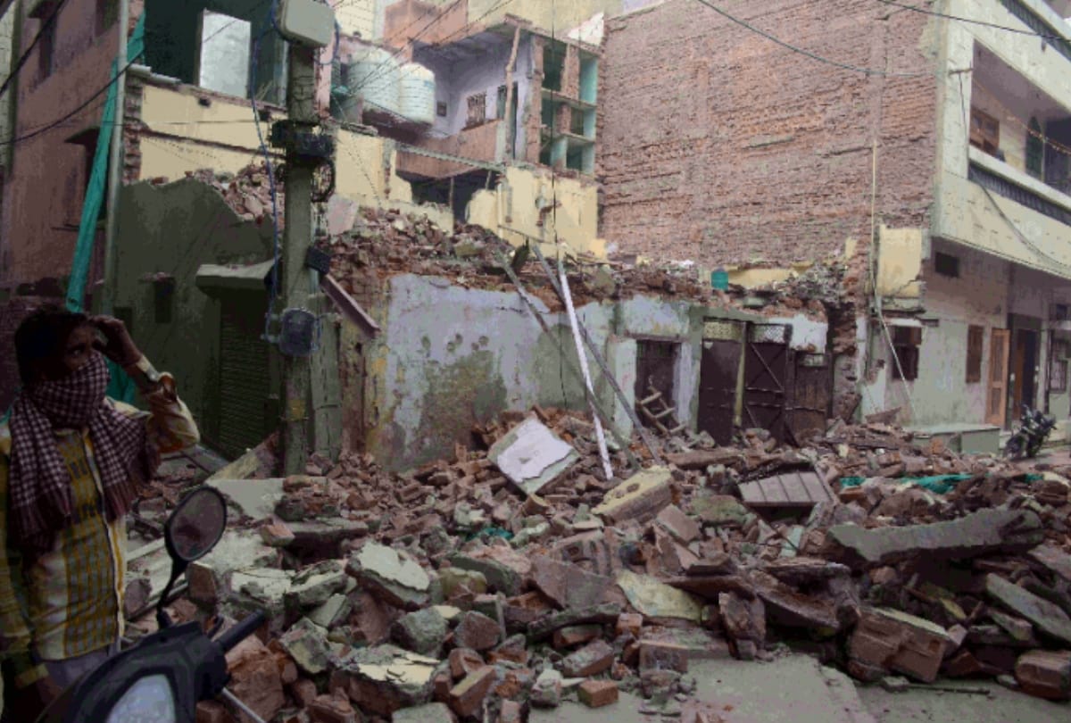 delhi a labour died during destroying old building